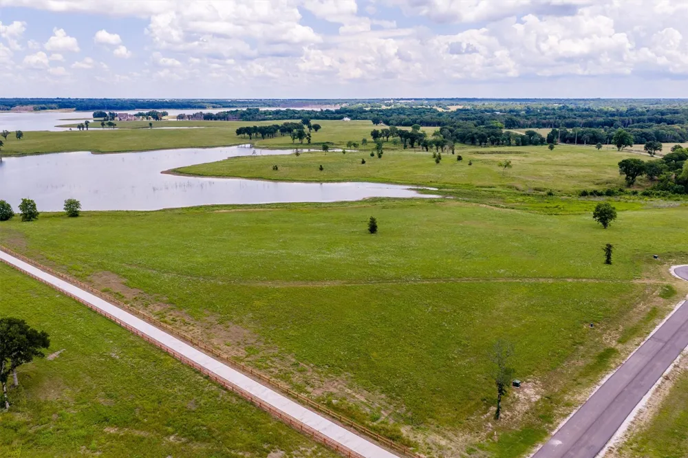 220 Lakeshore Lane Windom, TX 75492