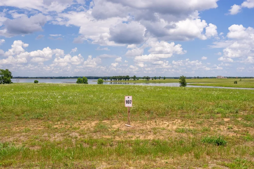 220 Lakeshore Lane Windom, TX 75492