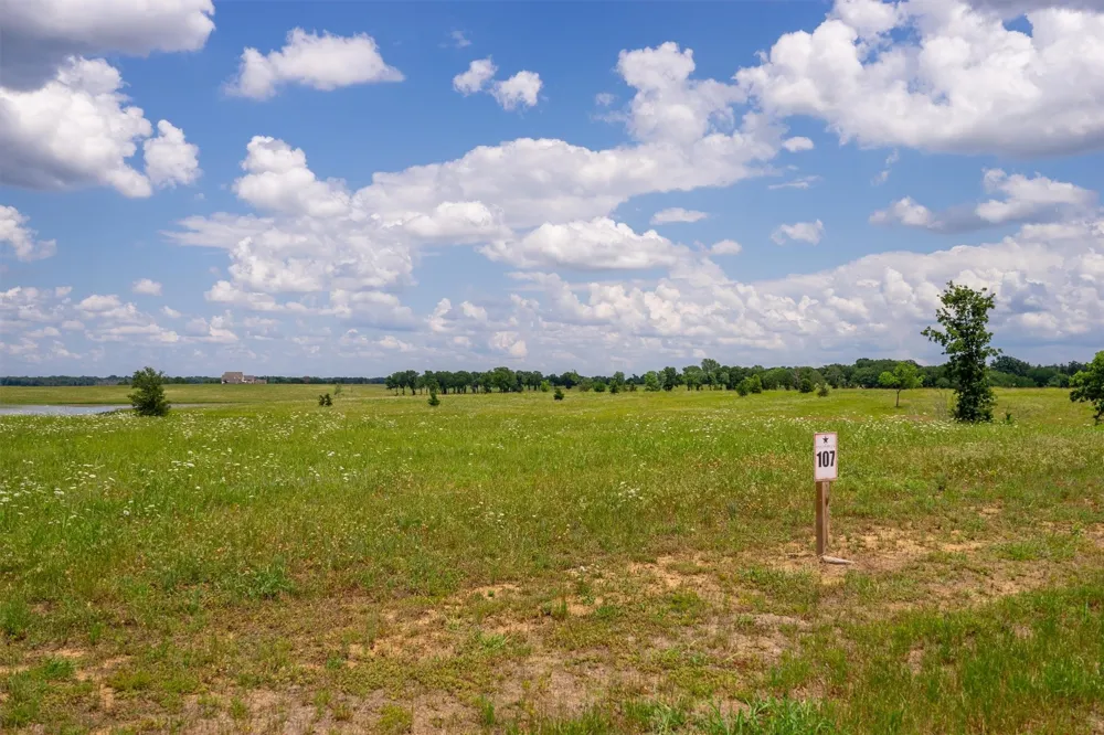 220 Lakeshore Lane Windom, TX 75492