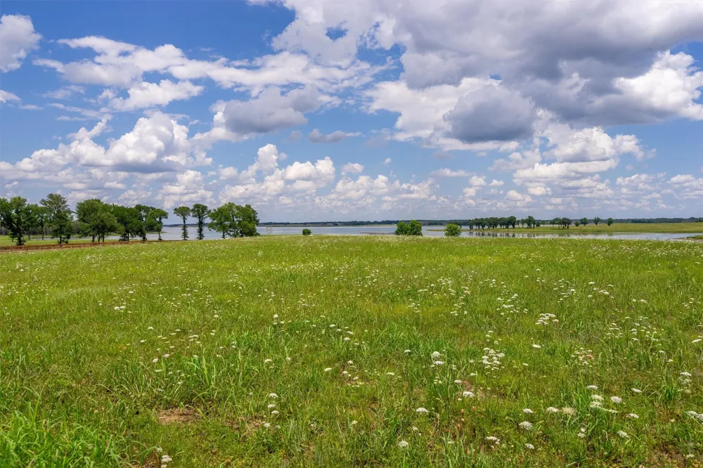 220 Lakeshore Lane Windom, TX 75492