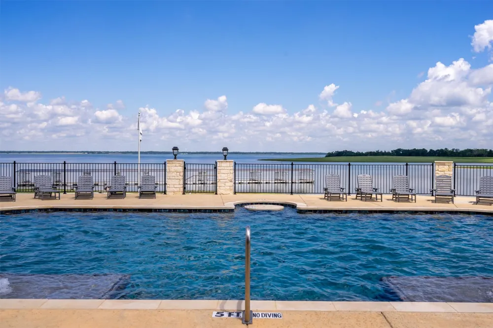 220 Lakeshore Lane Windom, TX 75492