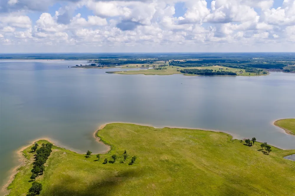 220 Lakeshore Lane Windom, TX 75492
