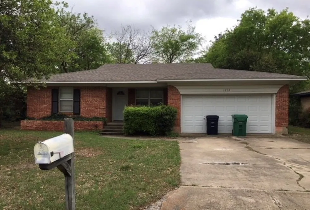 1705 Crescent Street Denton, TX 76201