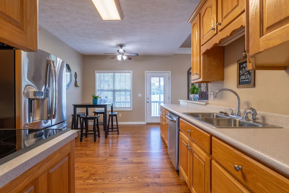 387 Center Point Dr Summertown, TN 38483