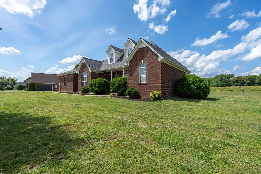 387 Center Point Dr Summertown, TN 38483