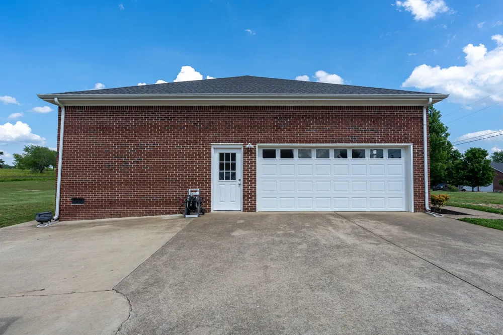 387 Center Point Dr Summertown, TN 38483