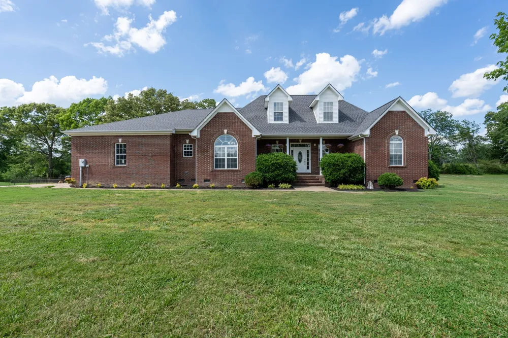 387 Center Point Dr Summertown, TN 38483