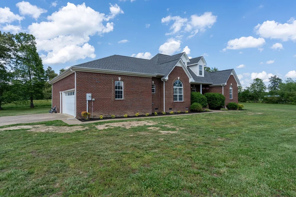 387 Center Point Dr Summertown, TN 38483