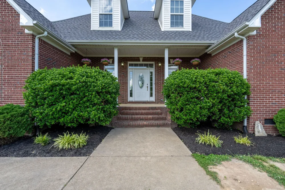 387 Center Point Dr Summertown, TN 38483
