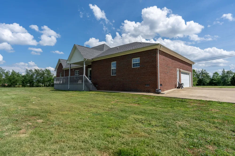 387 Center Point Dr Summertown, TN 38483