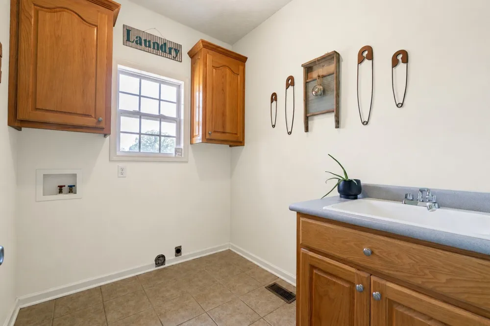 387 Center Point Dr Summertown, TN 38483