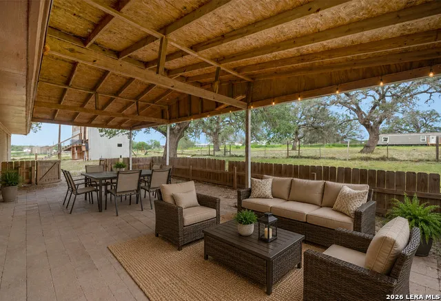 1081 County Road 773 Devine, TX 78016