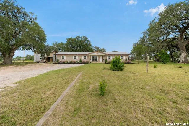 1081 County Road 773 Devine, TX 78016