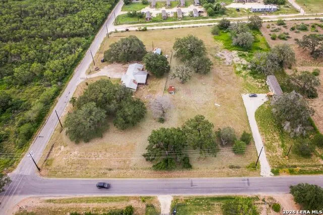 1081 County Road 773 Devine, TX 78016
