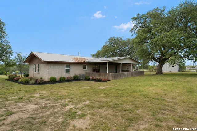 1081 County Road 773 Devine, TX 78016