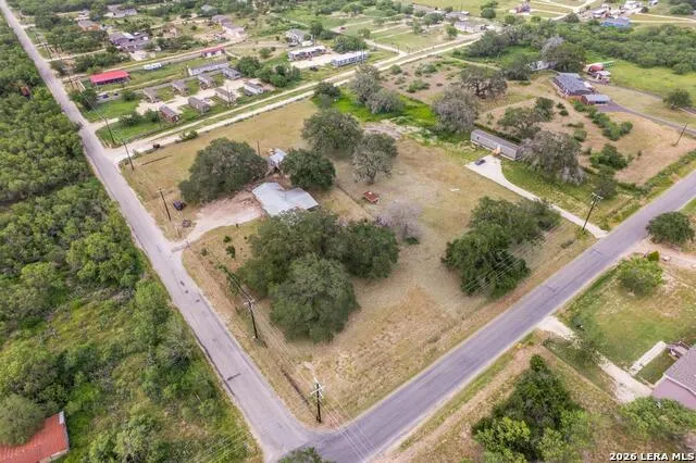 1081 County Road 773 Devine, TX 78016