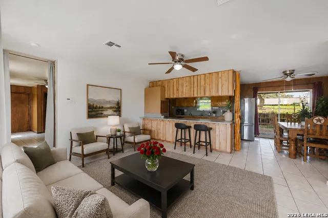 1081 County Road 773 Devine, TX 78016