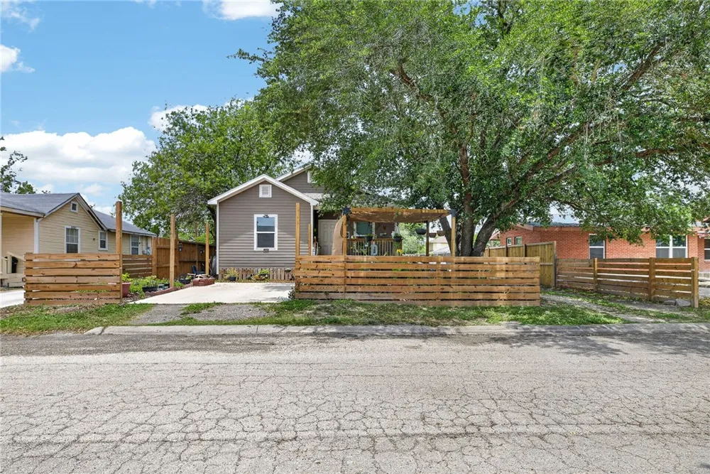 519 E Avenue F Robstown, TX 78380
