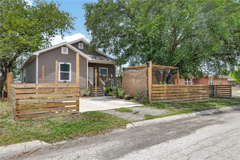 519 E Avenue F Robstown, TX 78380