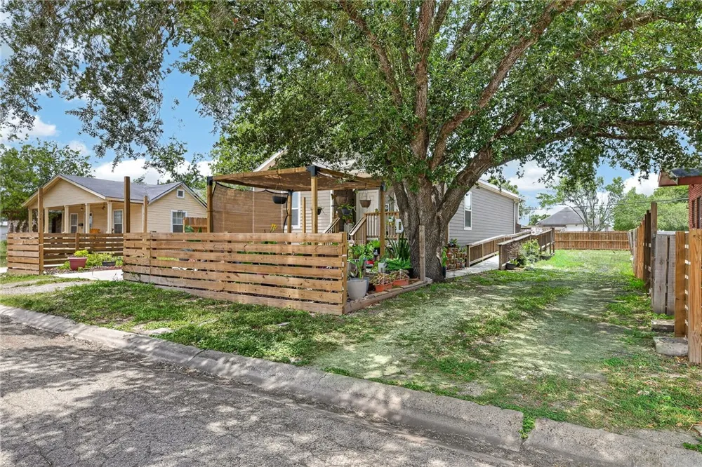 519 E Avenue F Robstown, TX 78380