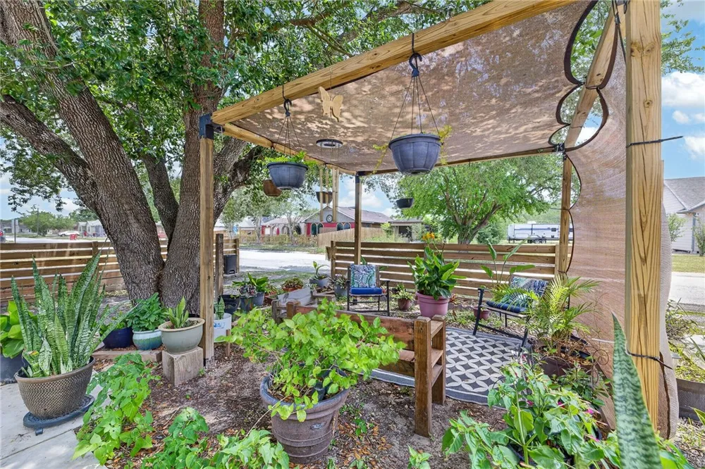 519 E Avenue F Robstown, TX 78380