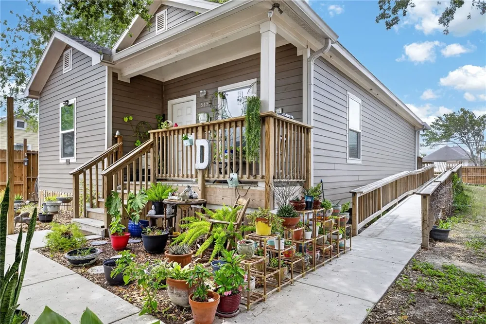 519 E Avenue F Robstown, TX 78380