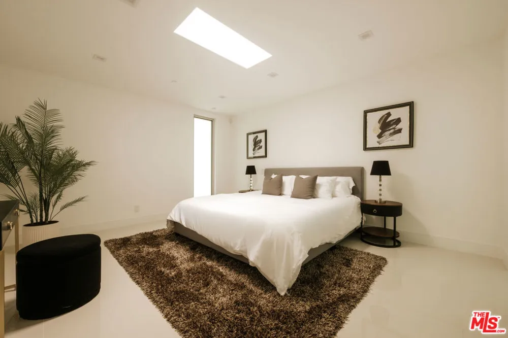 1124 Summit Drive Beverly Hills, CA 90210