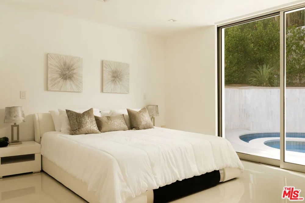 1124 Summit Drive Beverly Hills, CA 90210