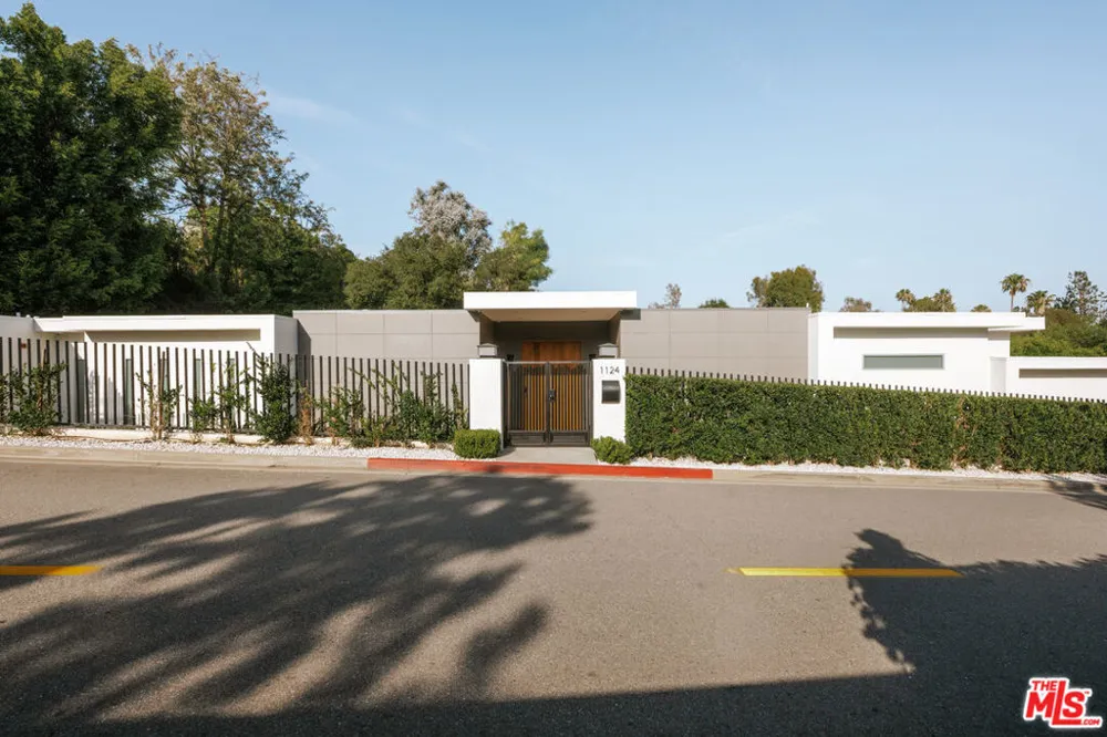 1124 Summit Drive Beverly Hills, CA 90210