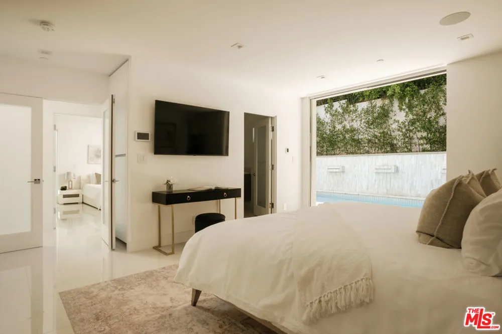 1124 Summit Drive Beverly Hills, CA 90210