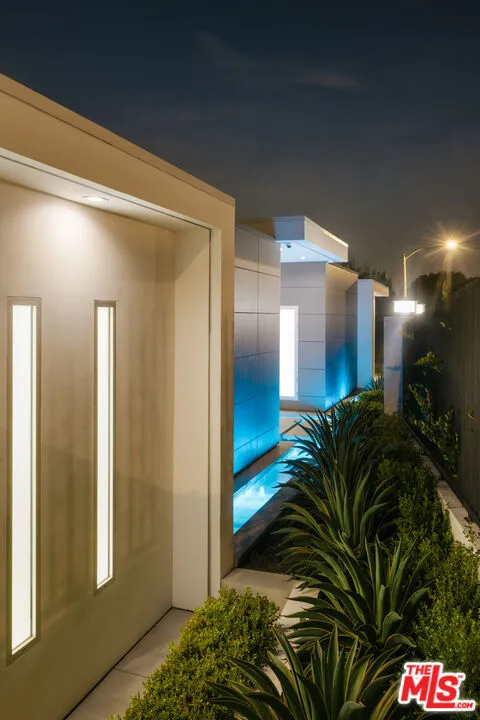 1124 Summit Drive Beverly Hills, CA 90210