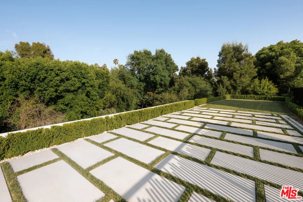 1124 Summit Drive Beverly Hills, CA 90210