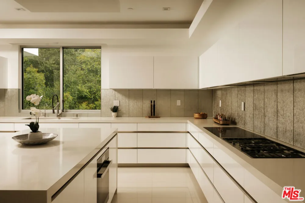 1124 Summit Drive Beverly Hills, CA 90210