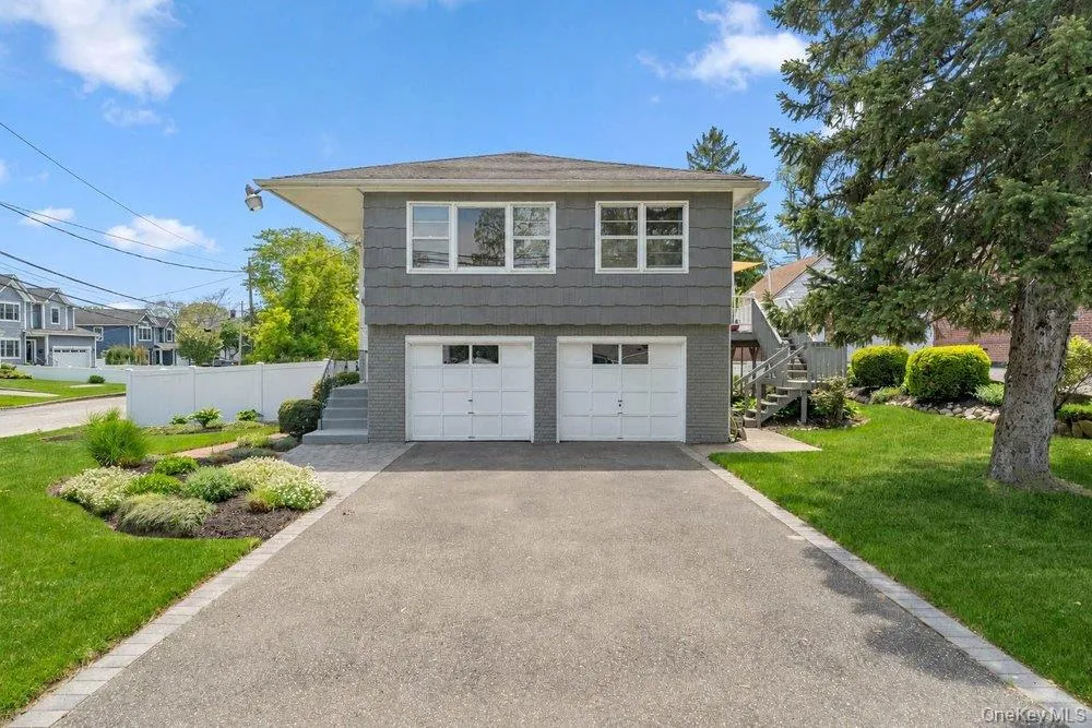 28 Satinwood Road Bayville, NY 11709