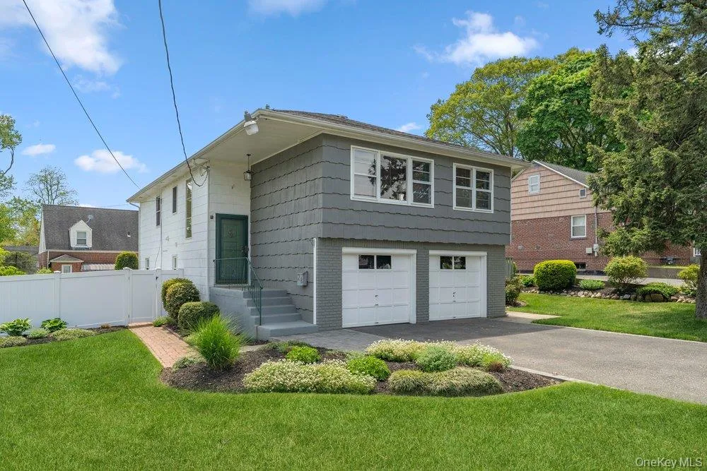 28 Satinwood Road Bayville, NY 11709