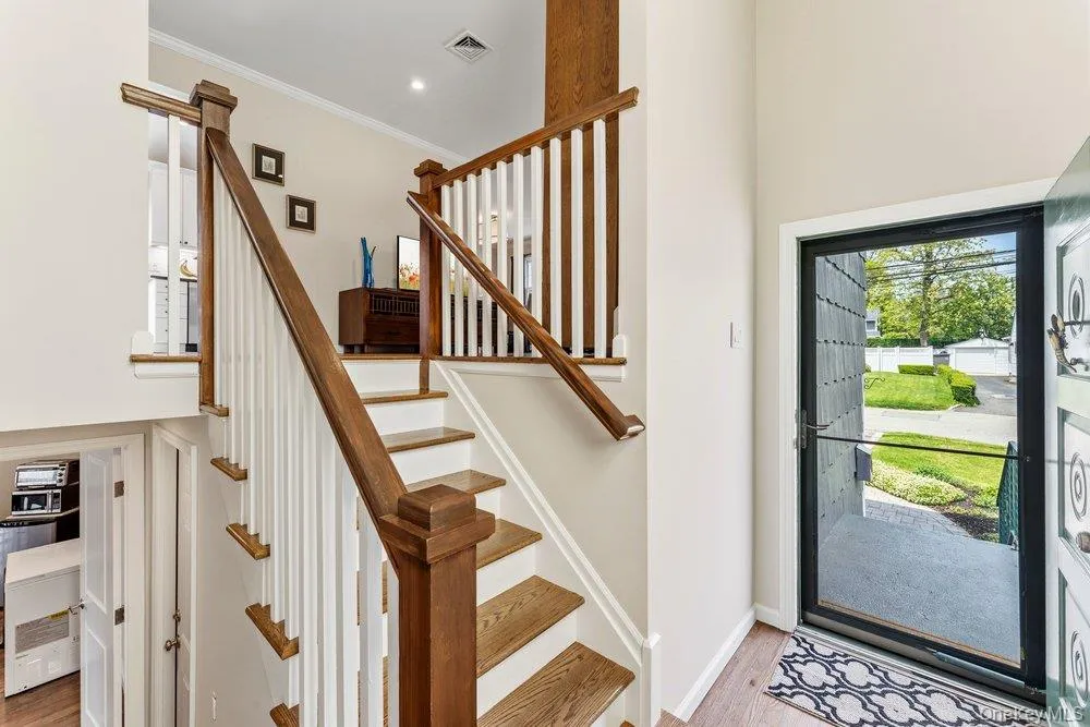 28 Satinwood Road Bayville, NY 11709