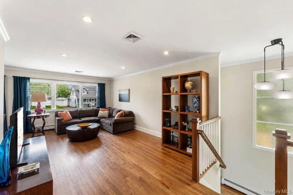 28 Satinwood Road Bayville, NY 11709