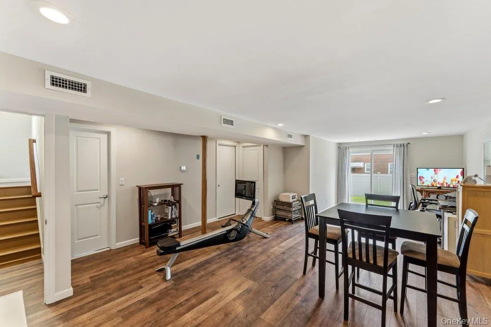 28 Satinwood Road Bayville, NY 11709