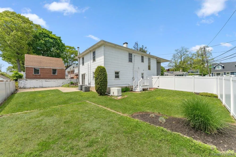 28 Satinwood Road Bayville, NY 11709