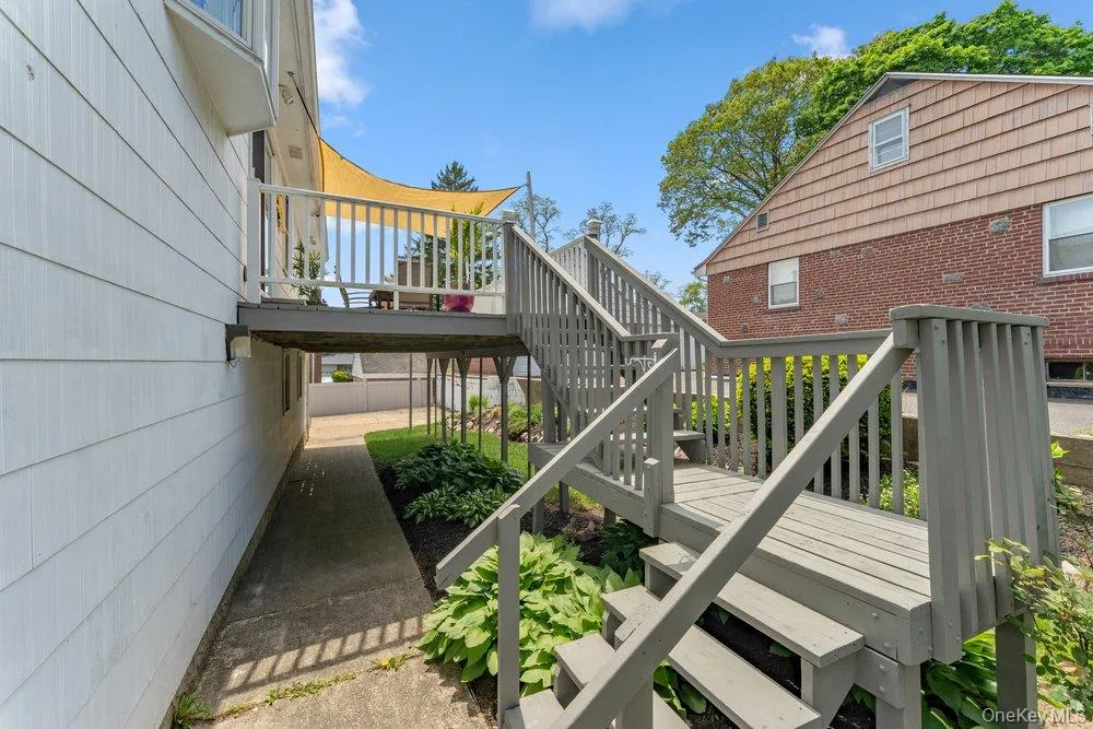 28 Satinwood Road Bayville, NY 11709