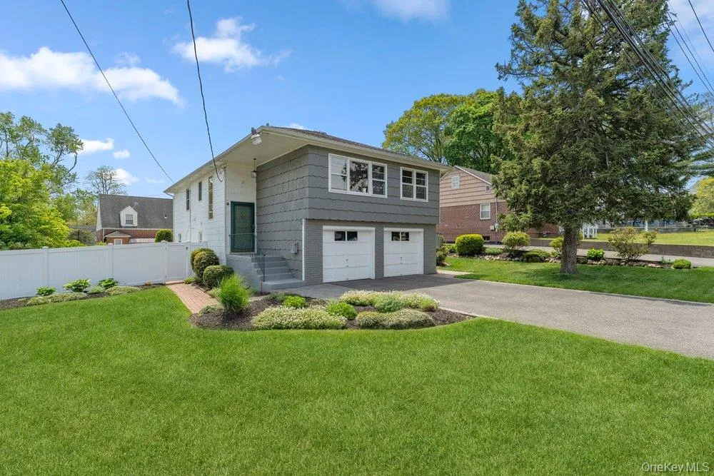 28 Satinwood Road Bayville, NY 11709