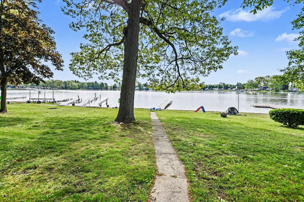 60779 W Oak Drive Decatur, MI 49045