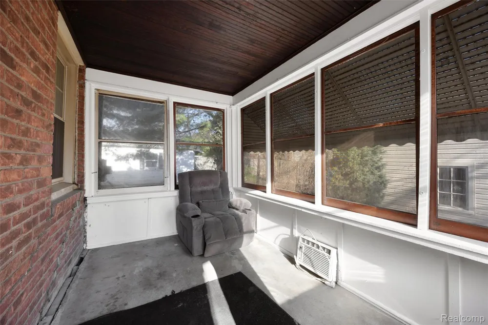 20701 Toles Lane Grosse Pointe Woods City, MI 48236