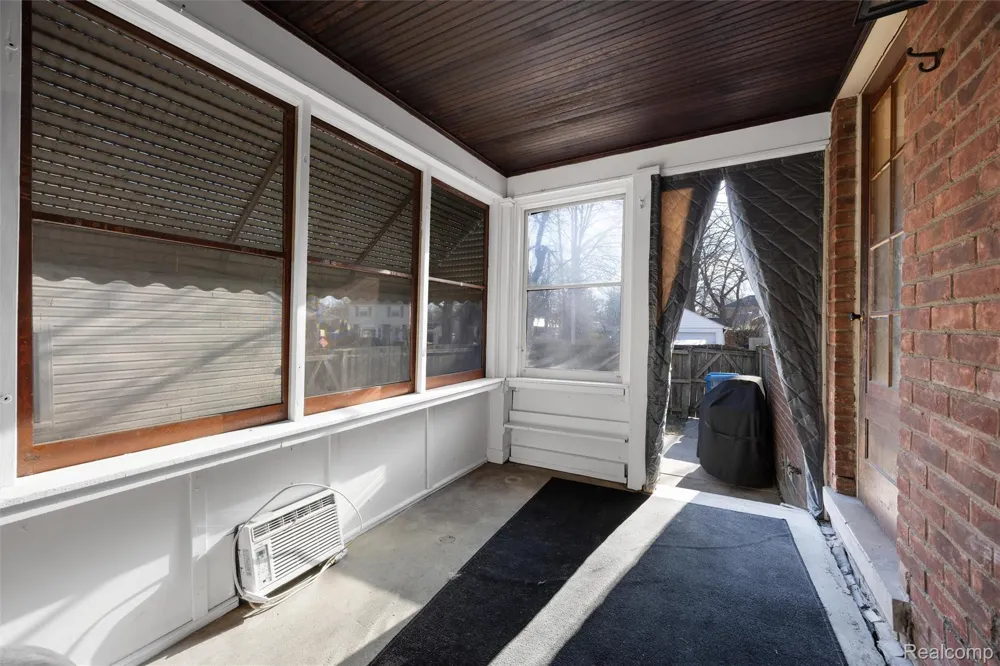 20701 Toles Lane Grosse Pointe Woods City, MI 48236
