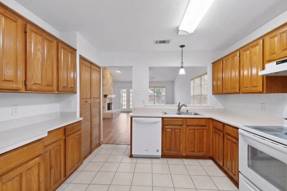 1917 Village Creek Drive Garland, TX 75040