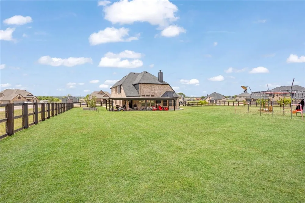 1205 Redbud Howe, TX 75459