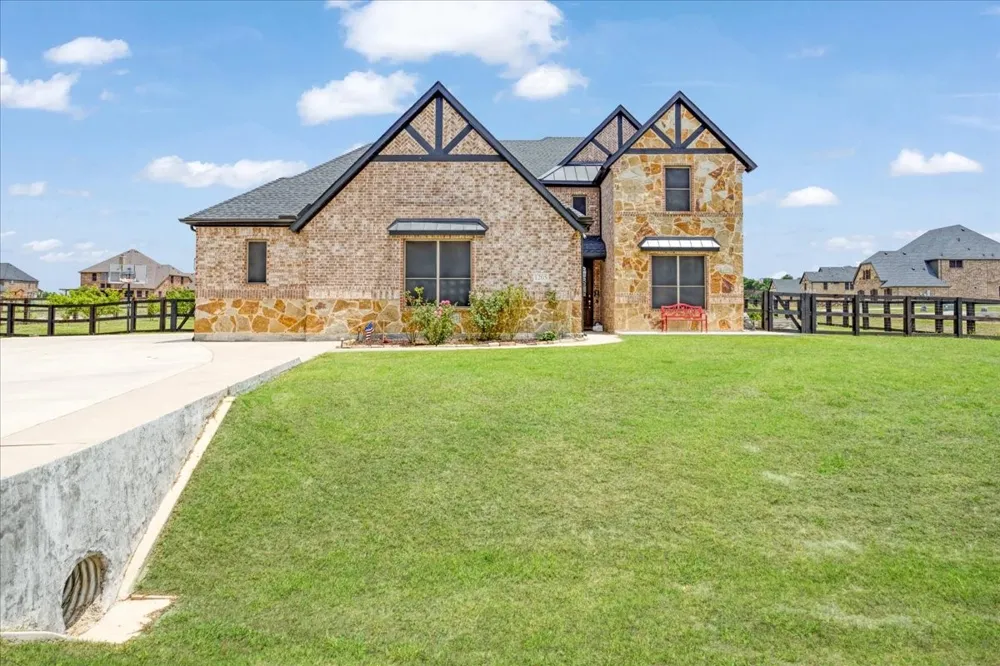 1205 Redbud Howe, TX 75459