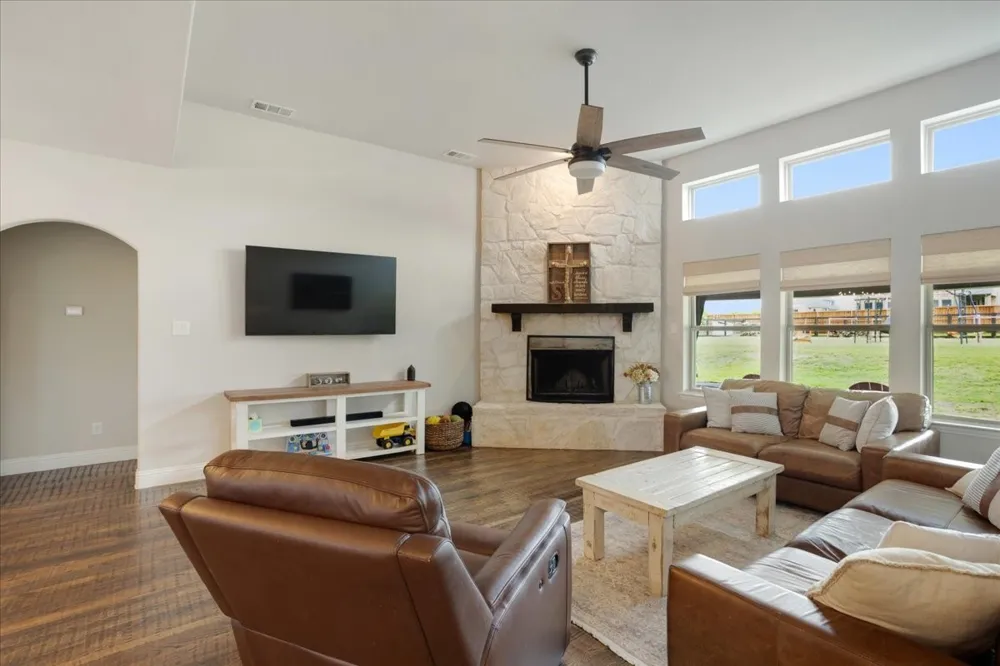 1205 Redbud Howe, TX 75459