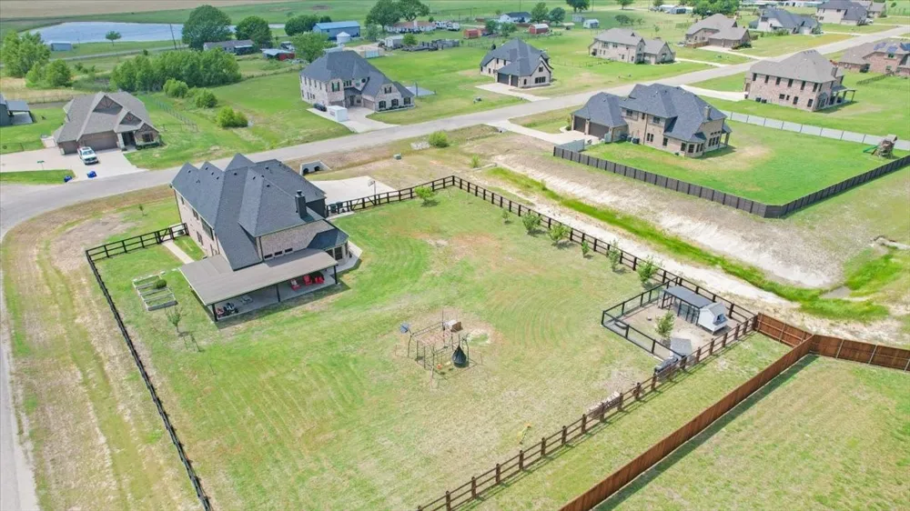 1205 Redbud Howe, TX 75459