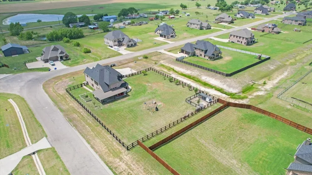 1205 Redbud Howe, TX 75459